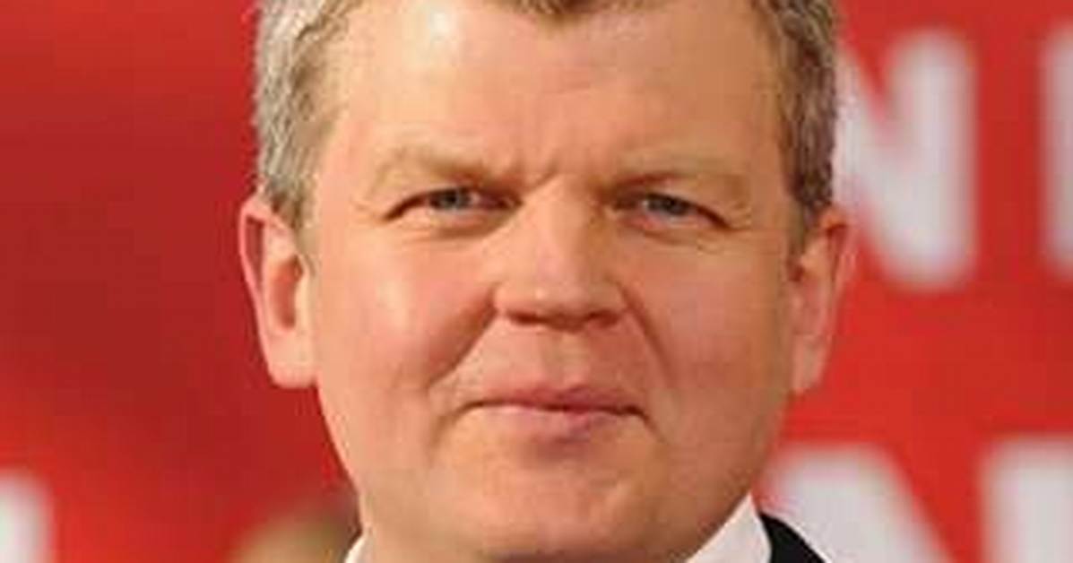 Adrian Chiles Dated Amid False Affair Rumors with Reel Partner, a Girlfriend to Lean on?