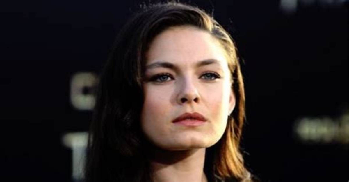 Alexa Davalos – Biography, Facts & Life Story