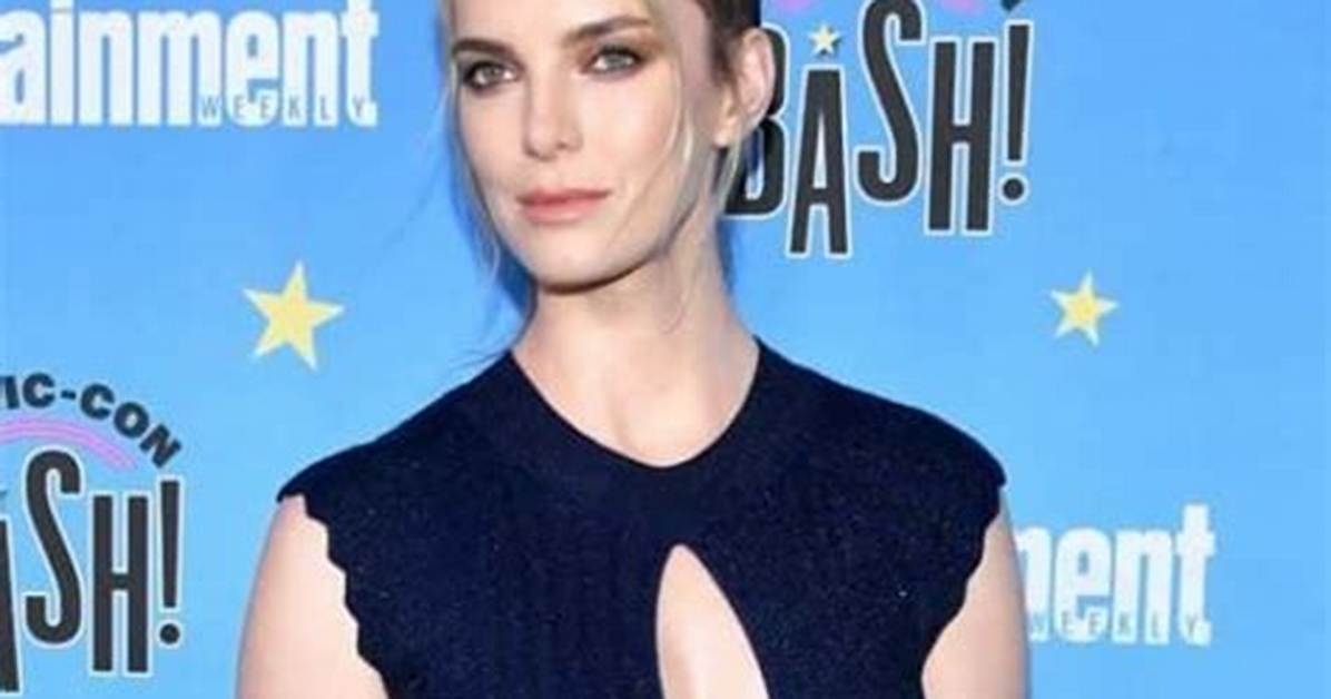 Betty Gilpin- Wiki, Height, Boyfriend, Net Worth, Career & Facts