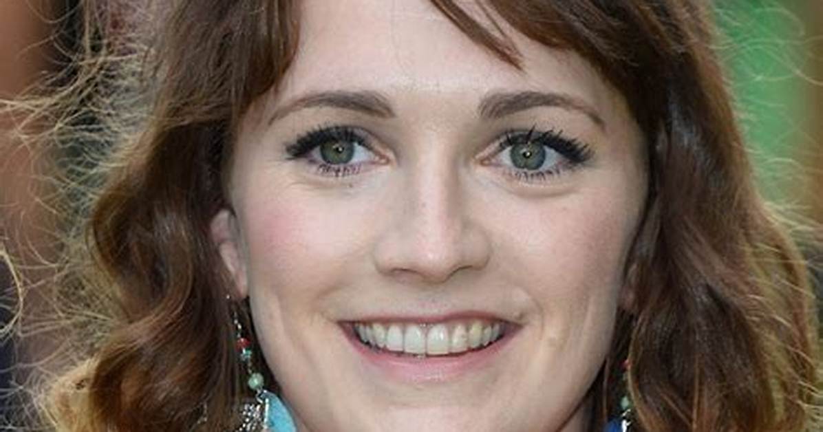 Charlotte Ritchie – English Actress, Singer & Composer | Age, Bio, Wiki, Career, Movies, Songs & Boyfriend