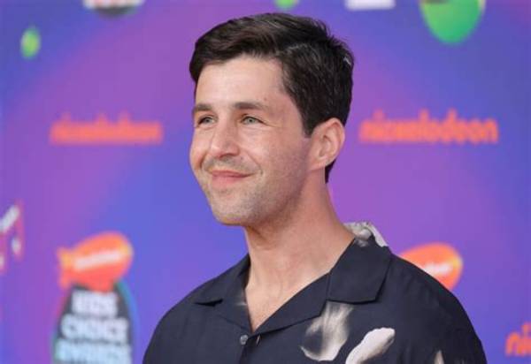 'Himyf' Star Josh Peck Says the Identity of Sophie's Baby Daddy Is Even "Folklore on Set" (Exclusive)