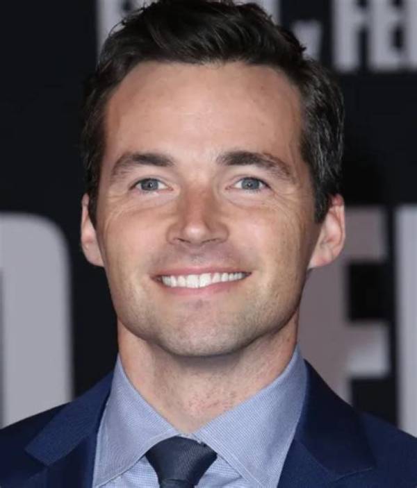 Ian Harding-Actor| Net Worth, Age, Height, Girlfriend, Ethnicity and Wiki!