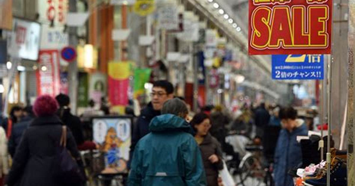Japan Household Spending Sees First Rise in 14 Months