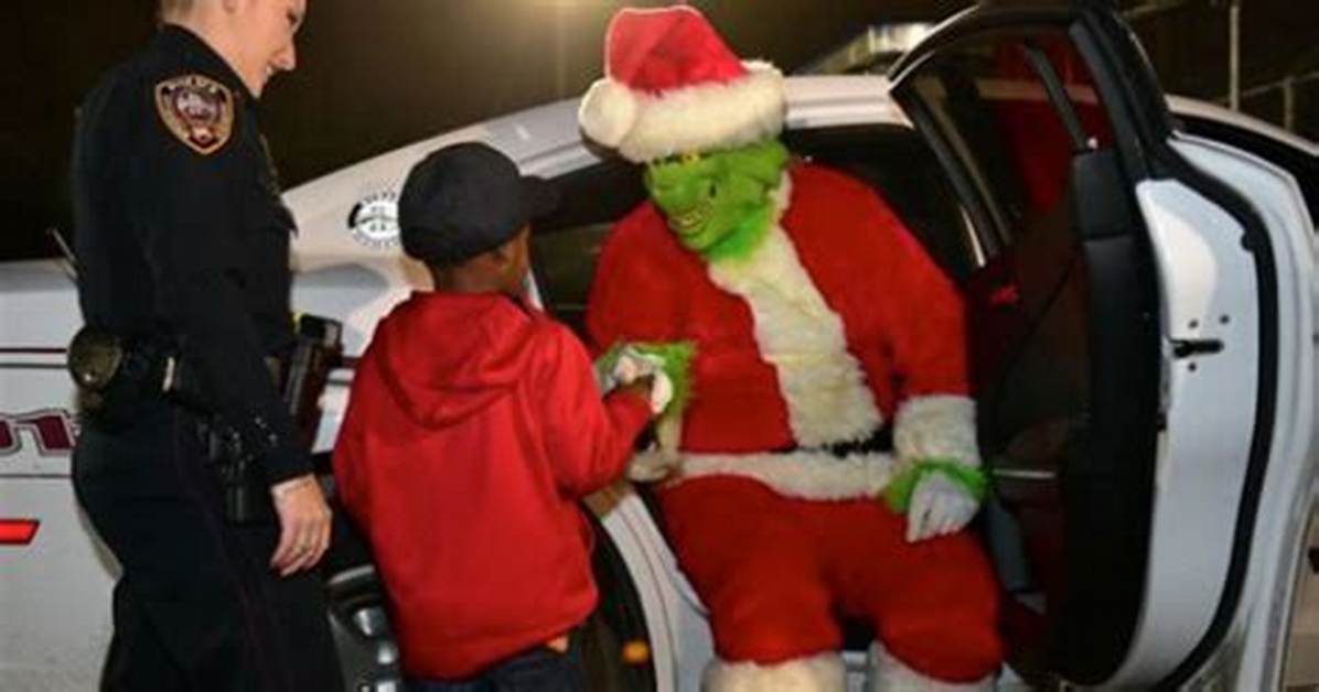 Kid Calls 911 on the Grinch and Police Responded in the Most Adorable Way