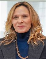 Kim Cattrall Is the Main Attraction in Hulu's Sitcom 'How I Met Your Father'