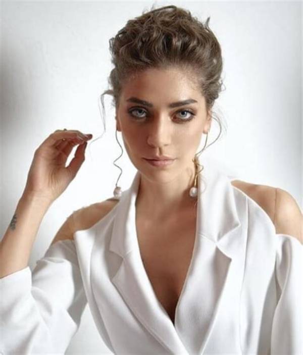 Oznur Serceler | Bio, Age, Net Worth, Relationship, Career