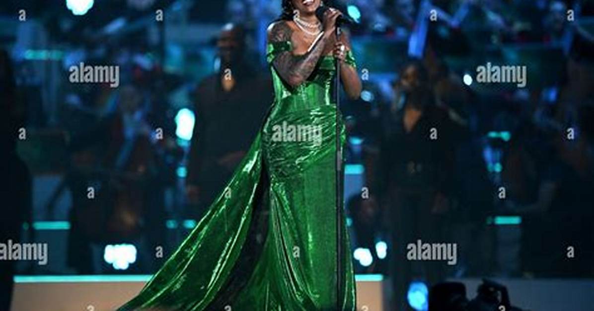 Photo: Tiwa Savage Performs on Stage in Mini Skirt, Leaves Privates Exposed