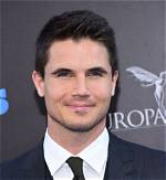 Robbie Amell Net Worth – How Much Is Amell Worth?