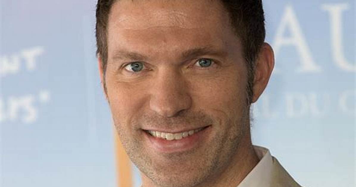 Travis Knight Height