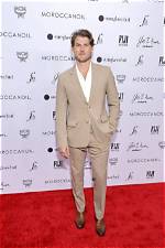 Travis Van Winkle Height
